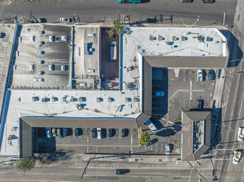 More Photos Of 1901 S Alameda St, Los Angeles General Retail For Sale