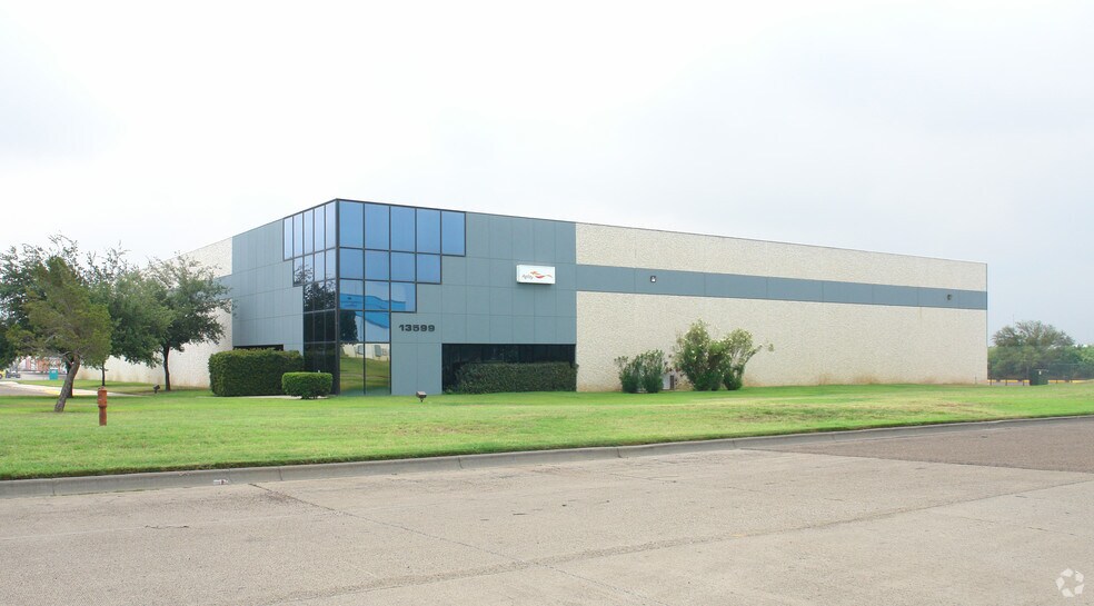 More Photos Of 13599 N Lamar Dr, Laredo Warehouse For Lease