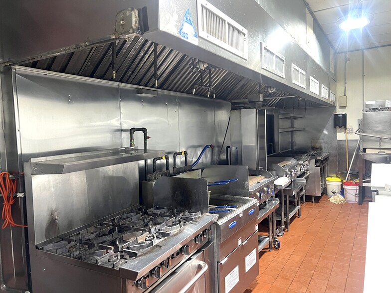 More Photos Of 894 Dekalb Ave, Brooklyn Restaurant For Lease