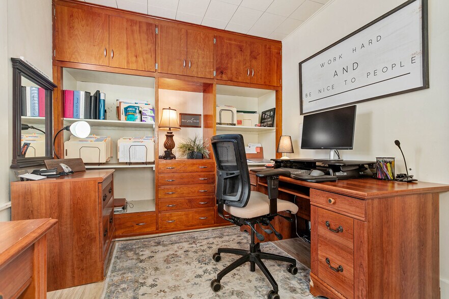 More Photos Of 709 Grover St, Lynden Office For Sale