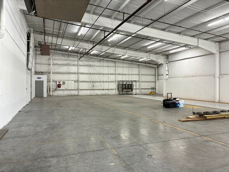 More Photos Of 5001 Crown Manor Pl, Louisville Light Distribution For Lease