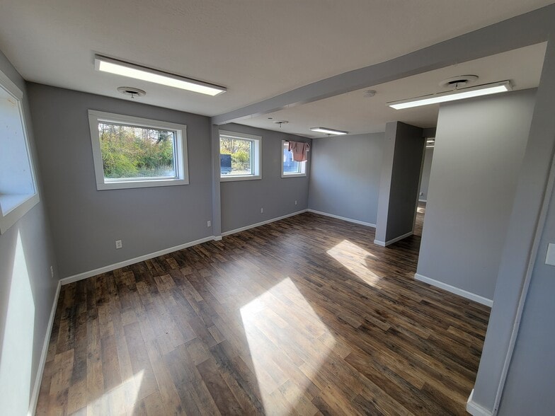 More Photos Of 4646-4660 E Lake Rd, Sheffield Lake Unknown For Lease