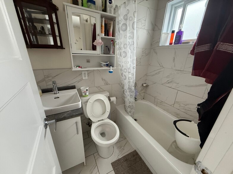 More Photos Of 8844 Rue Waverly, Montréal Multifamily For Sale