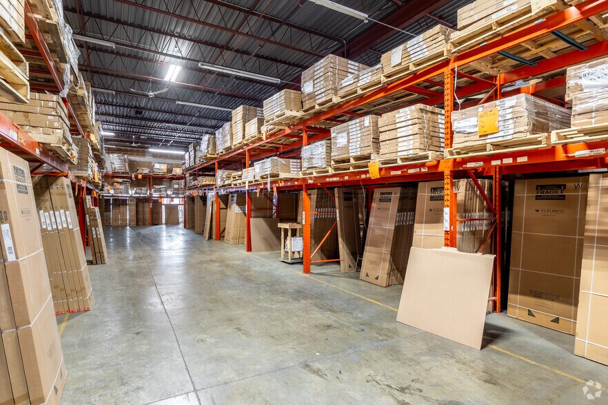 More Photos Of 4575 Boul Poirier, Montréal Warehouse For Lease