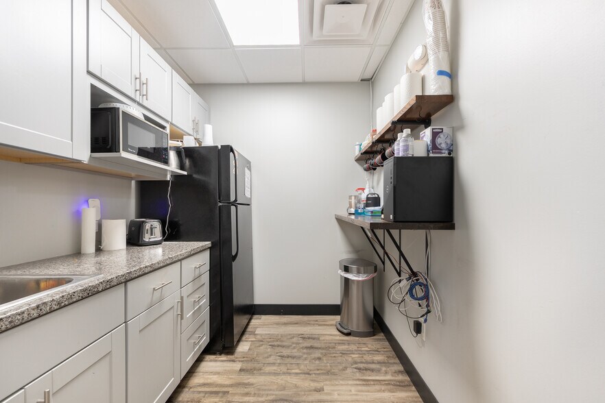 More Photos Of 3737-3757 Parkway Ln, Hilliard Showroom For Lease