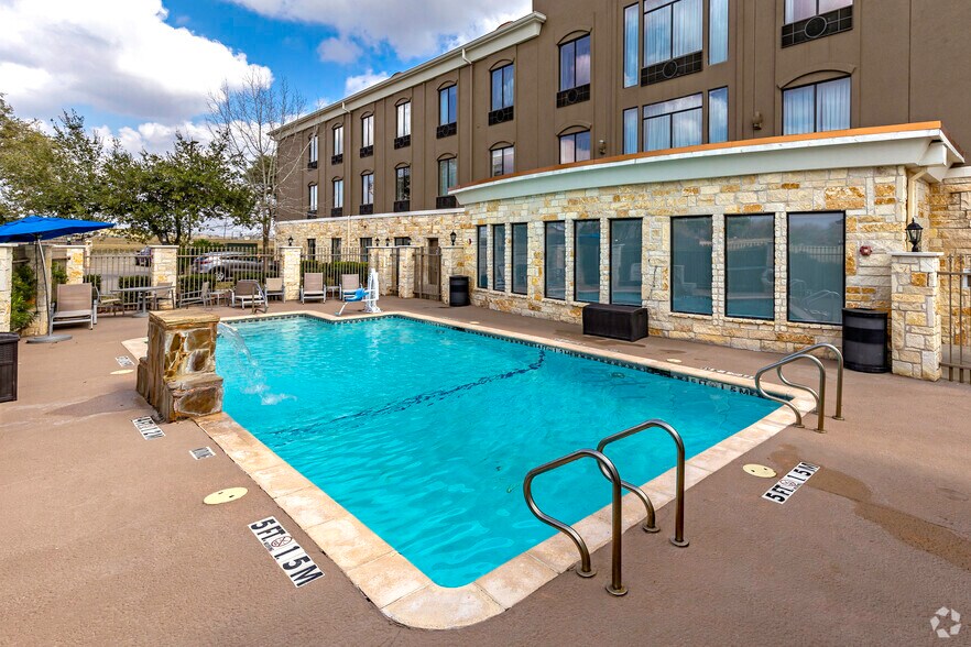 More Photos Of 2199 US 59, Beeville Hotel For Sale