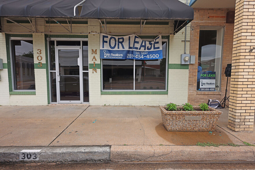 Primary Photo Of 303 E Main St, Humble Office For Lease