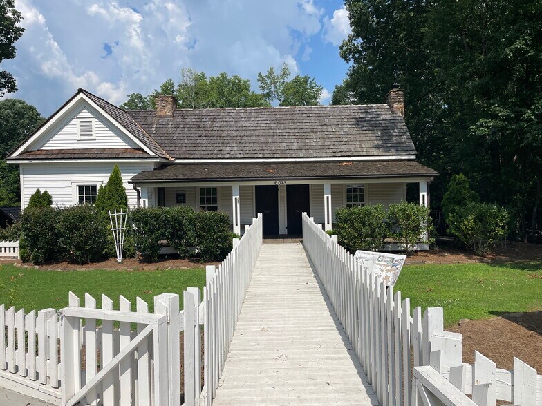 Primary Photo Of 6075 Sandy Springs Cir NE, Atlanta General Retail For Lease