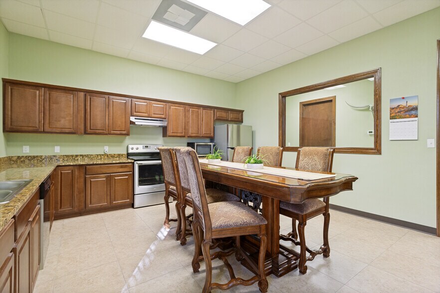 More Photos Of 42900 IH-10 West, Boerne Showroom For Sale