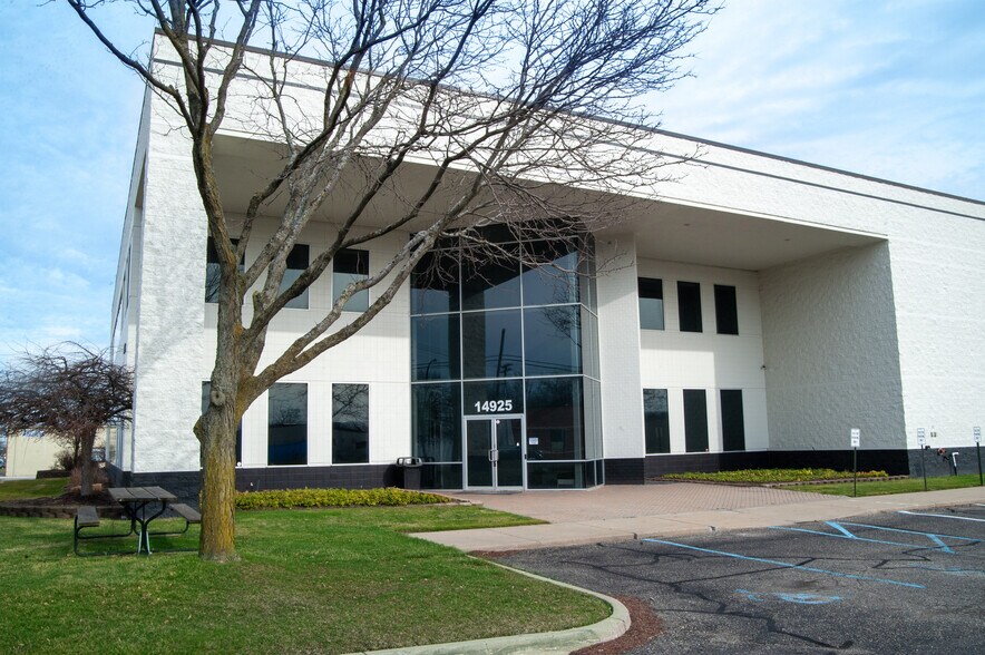 More Photos Of 14925 W 11 Mile Rd, Oak Park Research And Development For Lease