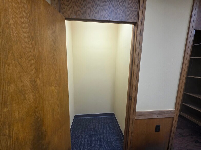 More Photos Of 401 N 2nd St, Rogers Office For Lease