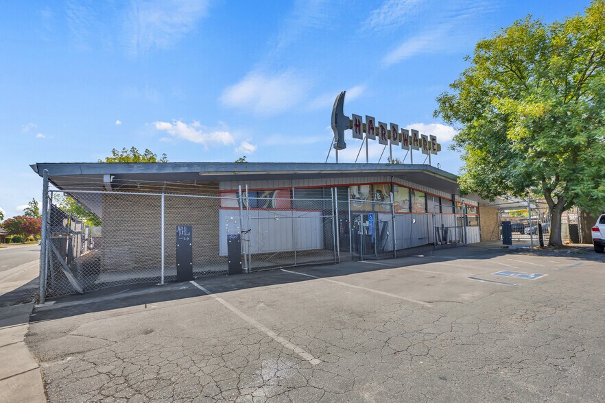 More Photos Of 5303 Freeport Blvd, Sacramento Storefront For Lease