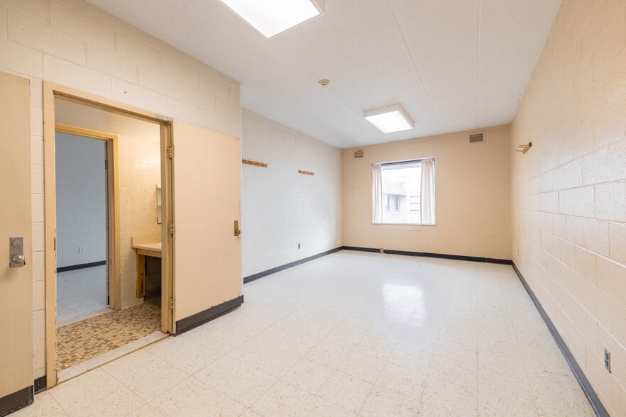 More Photos Of 6902 Chicago Rd, Warren Schools For Sale