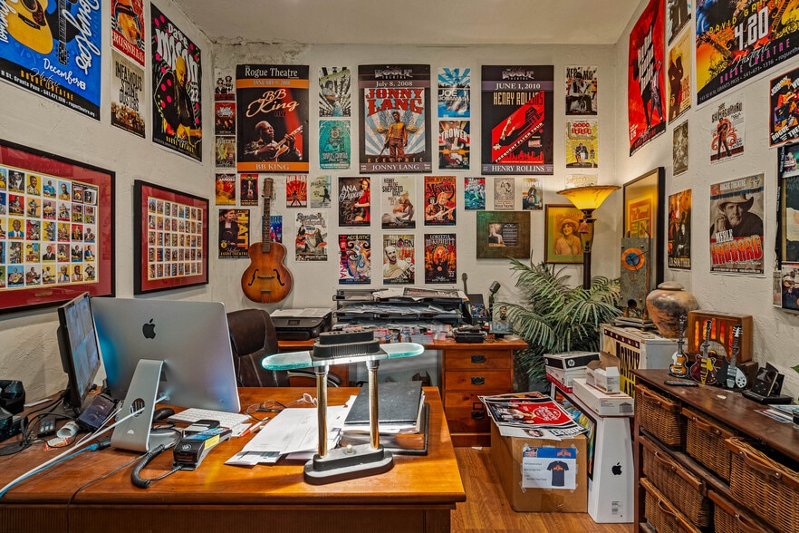 More Photos Of 143 SE H St, Grants Pass Theater Concert Hall For Sale