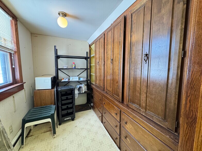 More Photos Of 300 E Pioneer St, Crandon Flex For Sale