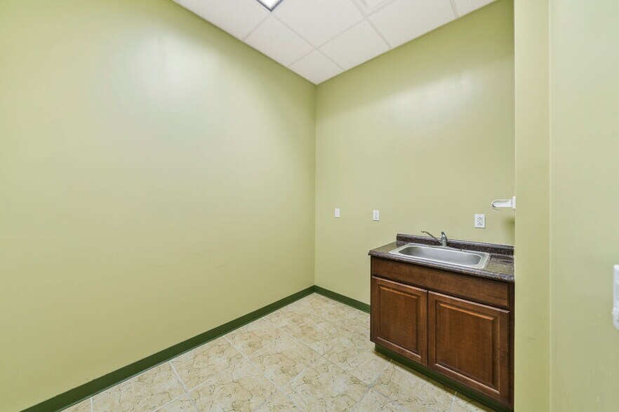 More Photos Of 11602 Lake Underhill Rd, Orlando Flex For Lease