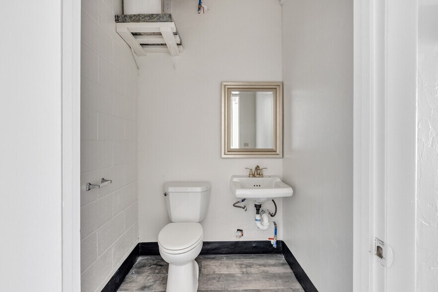 More Photos Of 1020-1048 N Douglas Blvd, Oklahoma City Storefront Retail Office For Sale