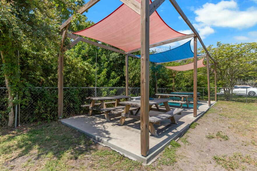 More Photos Of 7633 131st St, Seminole Freestanding For Lease