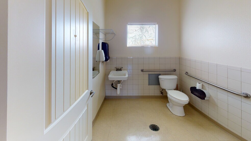 More Photos Of 2451-2461 Robinson Rd, Grand Prairie Medical For Sale