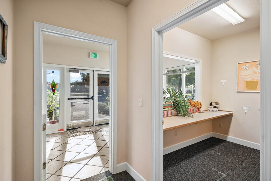 More Photos Of 81 Freeman Ct, Central Point Office For Sale