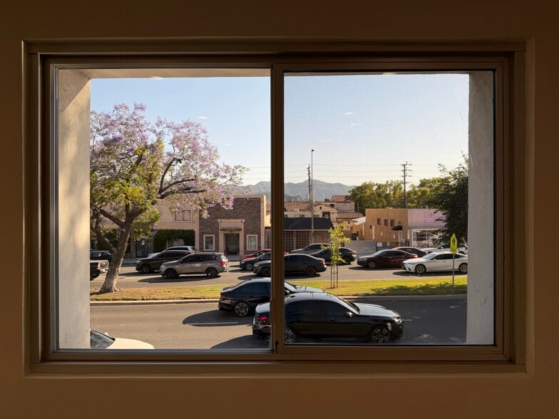 More Photos Of 1519-1521 W Glenoaks Blvd, Glendale Storefront Retail Residential For Lease