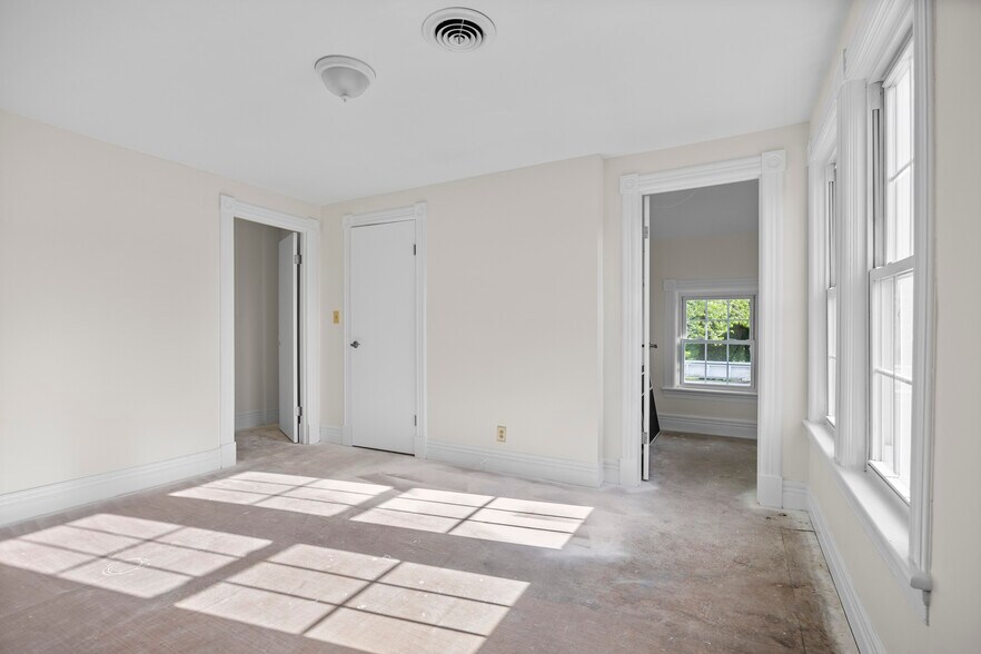 More Photos Of 267 Wolf Rd, Latham Office For Lease