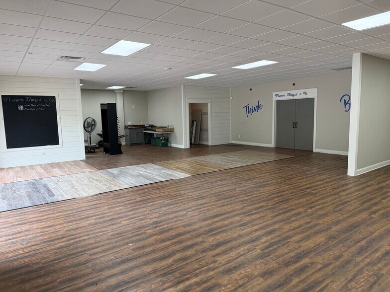 More Photos Of 1573 S Lake Dr, Lexington Showroom For Sale