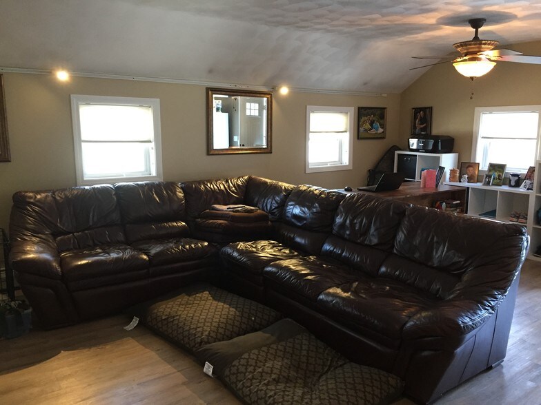 More Photos Of 139 Riverside Dr, Thompson Freestanding For Sale