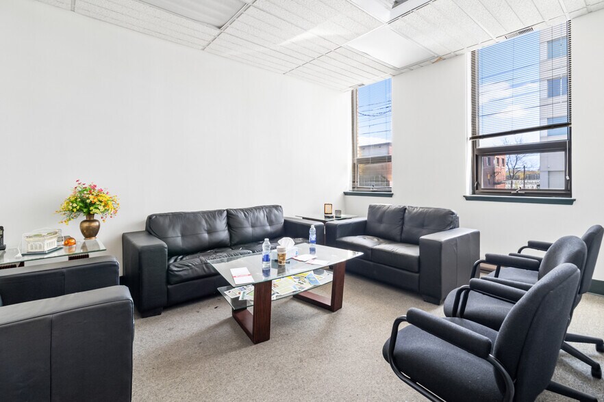 More Photos Of 8270 Av Mountain Sights, Montréal Office For Sale