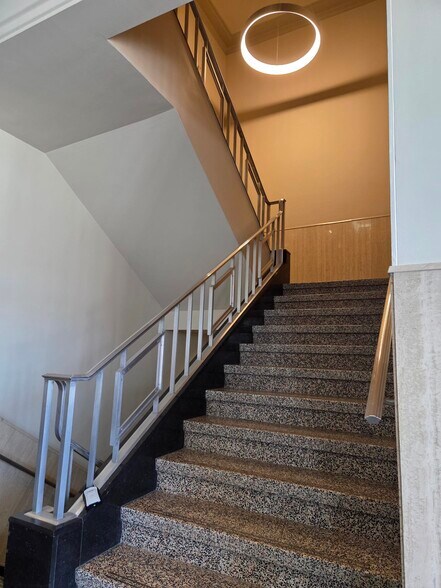 More Photos Of 4360 Ch de la Côte-de-Liesse, Mt Royal Showroom For Lease