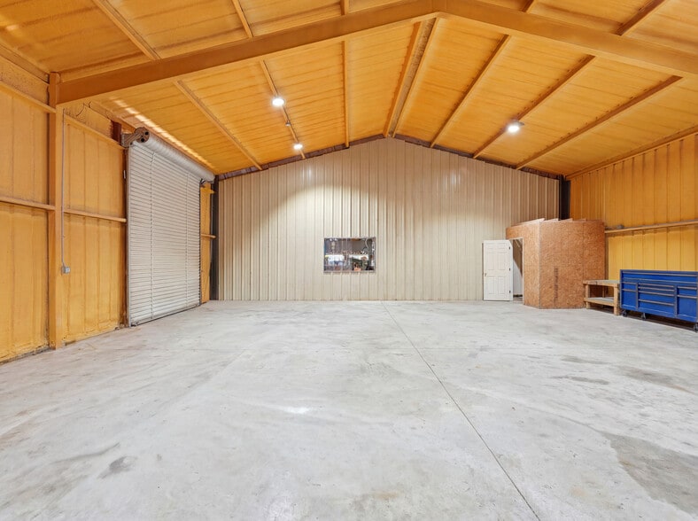More Photos Of 117 Business Dr W, Kerrville Warehouse For Sale