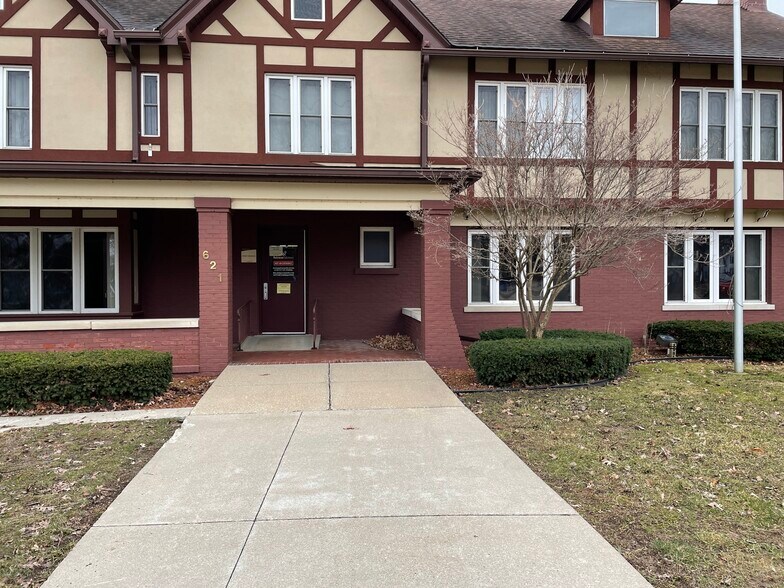 More Photos Of 621 W Oliver St, Owosso Medical For Lease