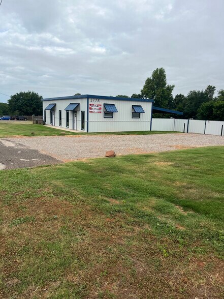More Photos Of 3775 NW 32nd St, Newcastle Office For Sale