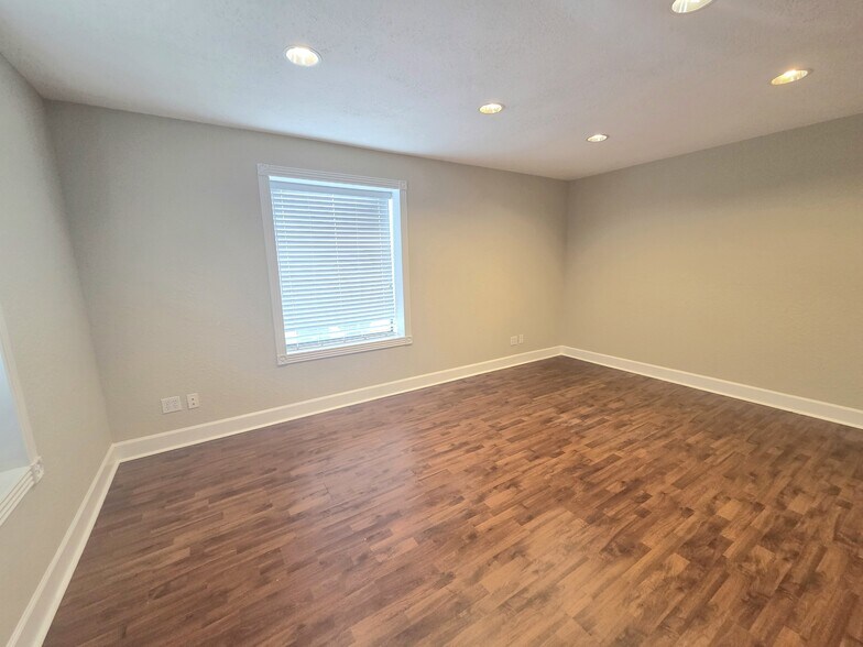 More Photos Of 2204 Sunpark Dr, Conroe Office For Sale