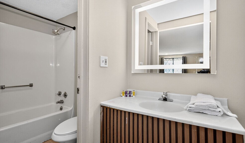 More Photos Of 1149 Oakes Rd, Racine Hotel For Sale