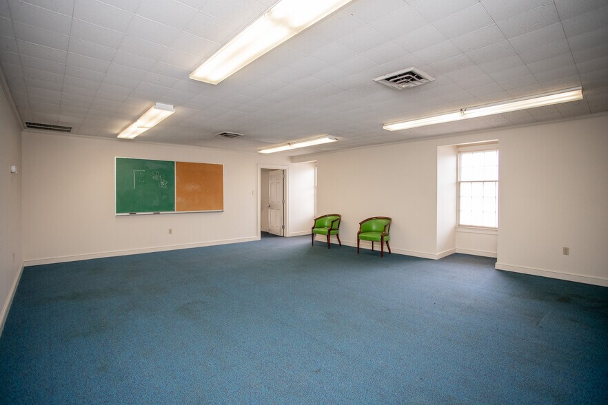 More Photos Of 3651 Greensboro Rd, Ridgeway Bank For Lease