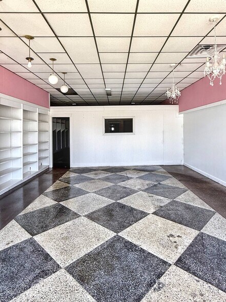 More Photos Of 109 W Monroe St, Herrin Storefront Retail Residential For Lease