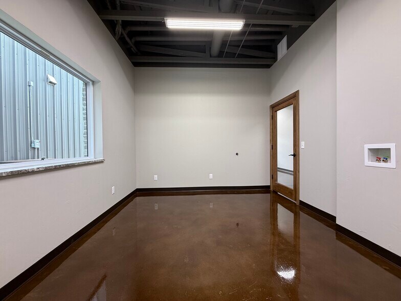 More Photos Of 8136 Silver Crossing, Oklahoma City Warehouse For Lease