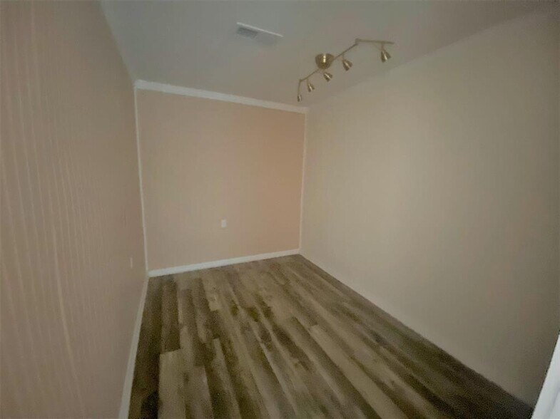 More Photos Of 131 Lakeview Church Rd, Cochran Freestanding For Lease
