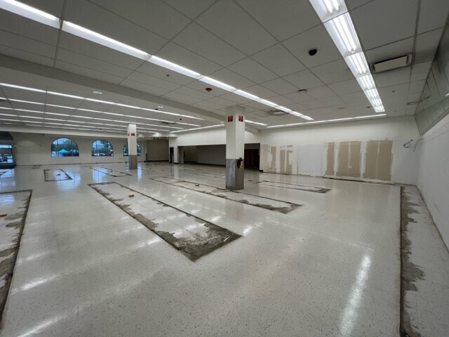 More Photos Of 301 Makaala St, Hilo Drugstore For Lease