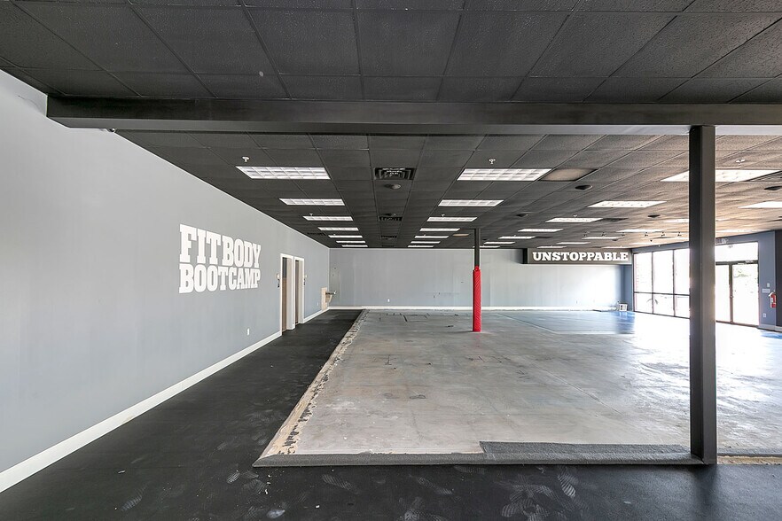 More Photos Of 12926 Highway 92, Woodstock Storefront For Lease