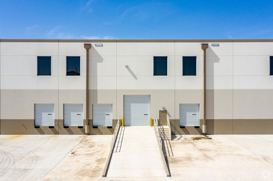 More Photos Of 17745 Lookout Rd, Schertz Warehouse For Lease