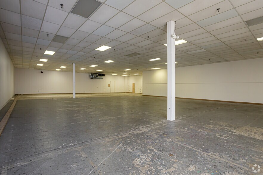 More Photos Of 1000 Elmwood Park Blvd, Elmwood Distribution For Lease