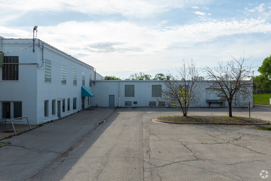 More Photos Of 800-810 E 10th St, Lawrence Flex For Sale