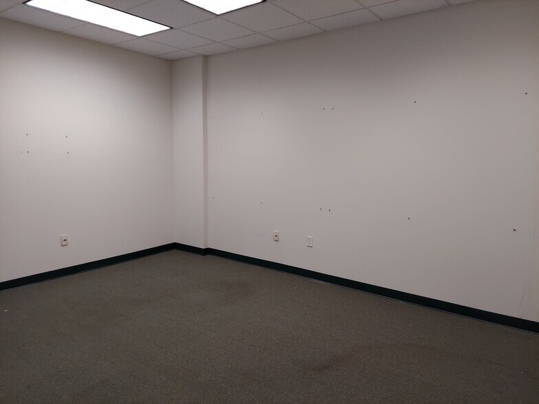 More Photos Of 22375 Broderick Dr, Sterling Office For Sale