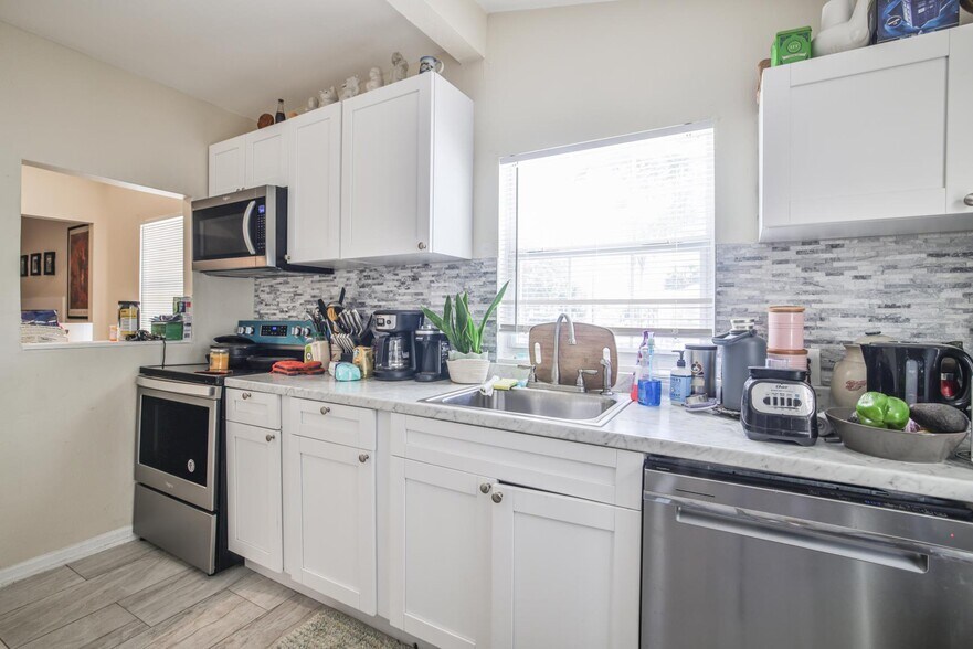 More Photos Of 1013 Drew St, Clearwater Apartments For Lease