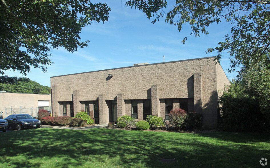 More Photos Of 21 Peachtree Ct, Holbrook Manufacturing For Lease