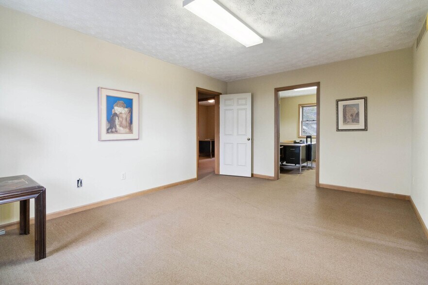 More Photos Of 1509 1/2 Lexington Rd, Richmond Office Residential For Lease