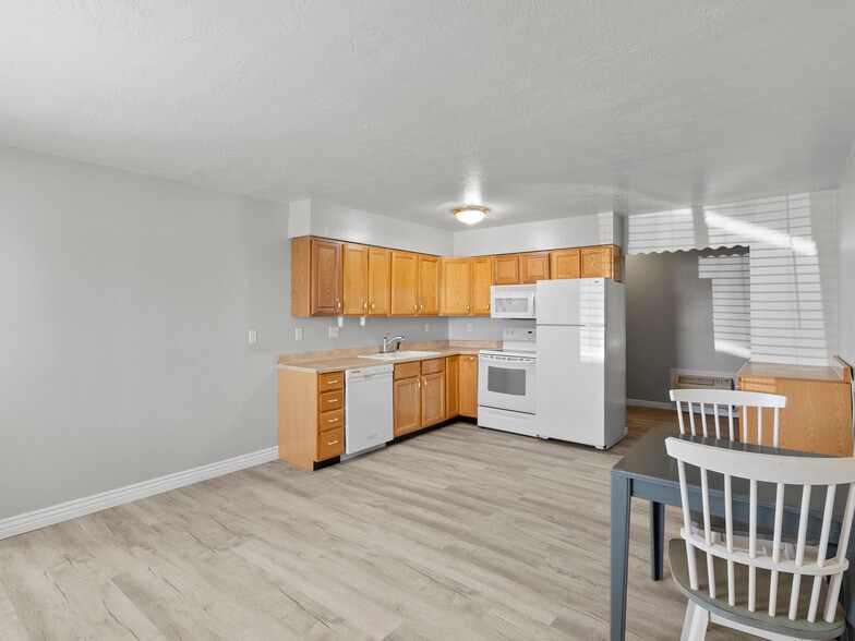 More Photos Of 307 S Main St, Huntington Hotel For Sale