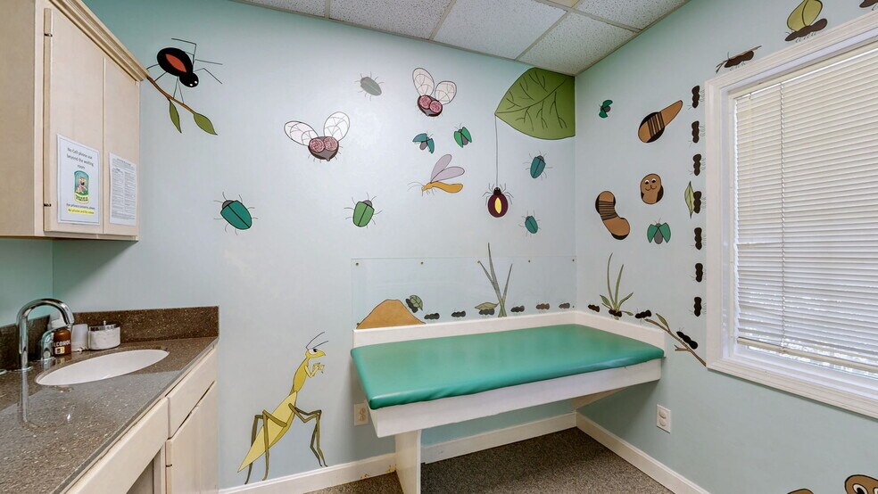 More Photos Of 1701 Spring St, Jeffersonville Medical For Sale